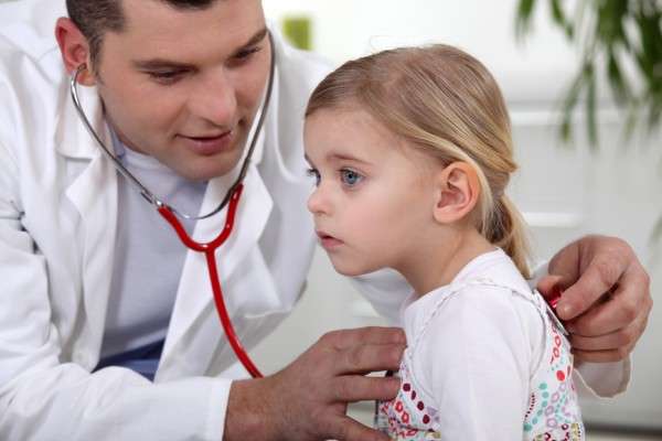 врач осматривает ребенка 